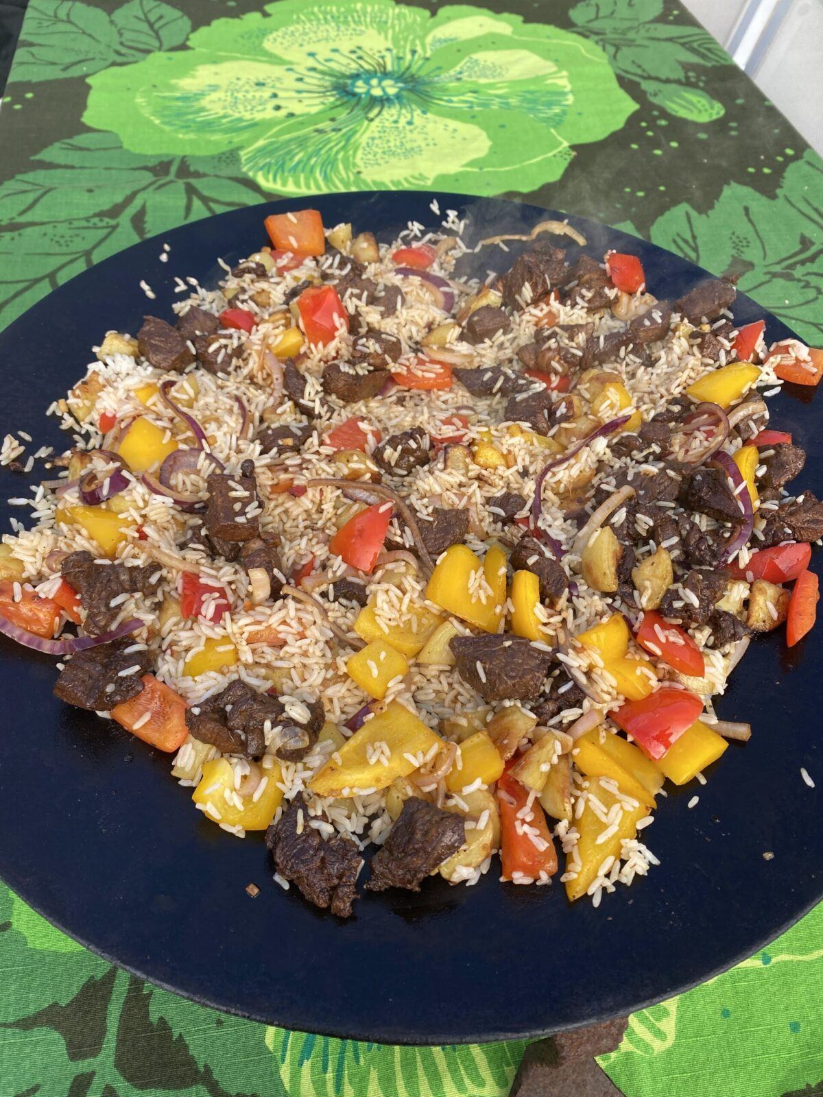 Mat för Muurikka – Peruansk stekröra med entrecôte, grönsaker, ris och pommes frites