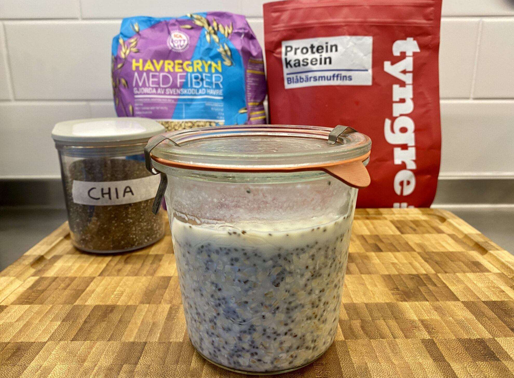 Overnight Oats med proteinpulver, fiberhavregryn och chiafrön