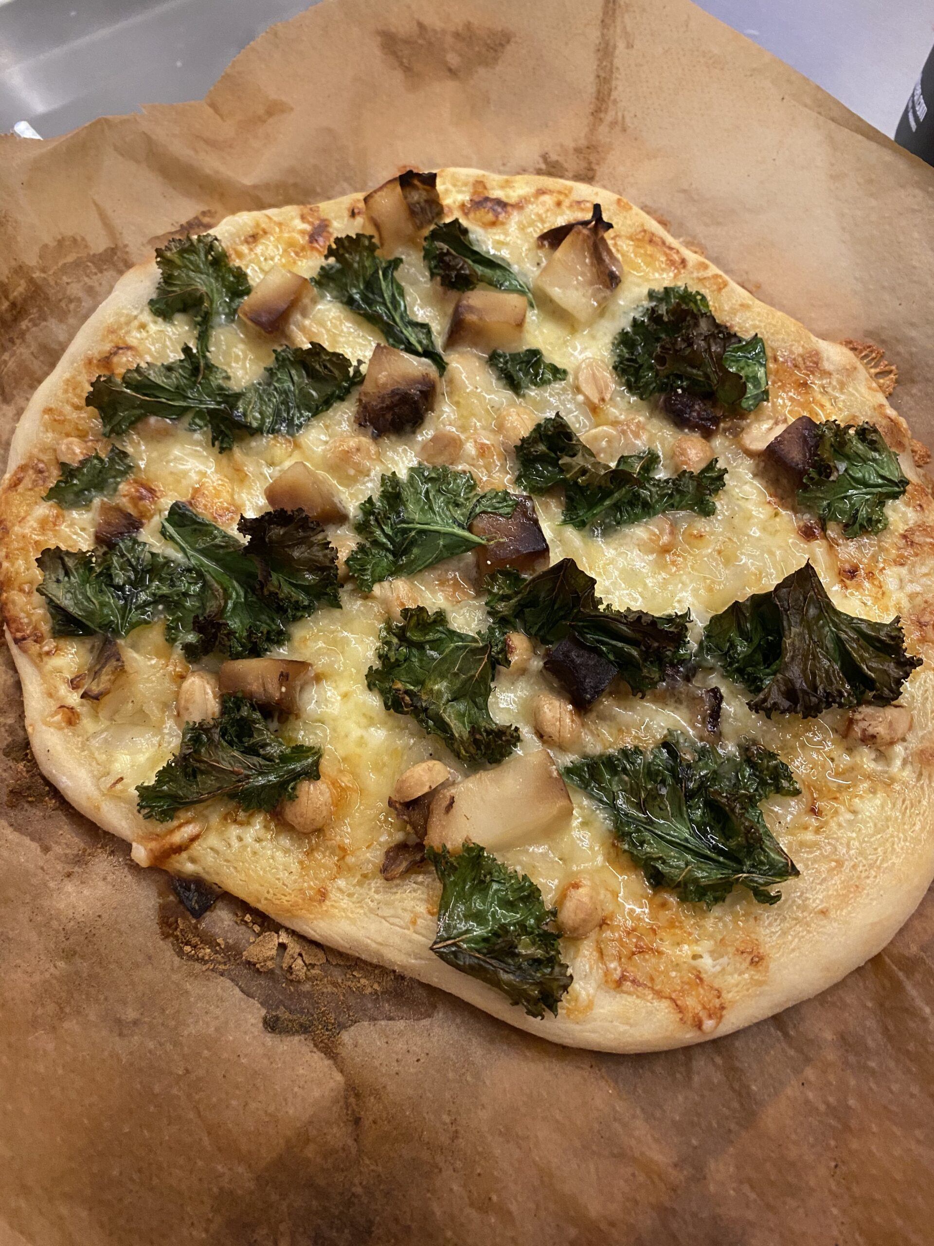 Pizza bianco med grönkål kalrot cashewnötter
