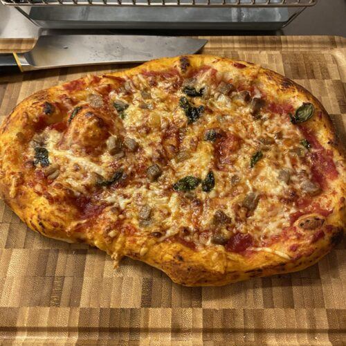 Pizza med kalljäst pizzadeg bakad i varmluftsugn